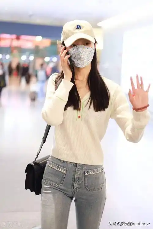 宋轶穿针织上衣配牛仔裤清新时尚戴棒球帽挎黑色包包秀美迷人