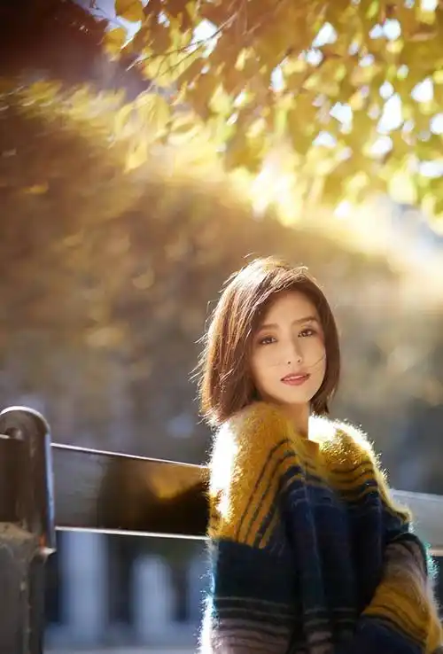 40岁佟丽娅终于官宣,一组温柔又慵懒的短发居家照美到惊人!