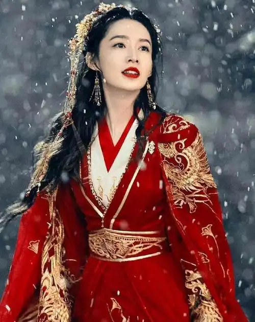 90后小花杨紫在娱乐圈中崭露头角,以实力与魅力征服观众,作品《长相思