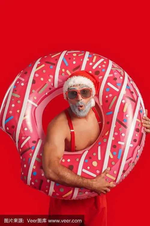 成人赤膊圣诞老人站在充气圈游泳池