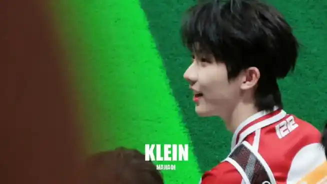 马嘉祺戴发带谁来懂一下    #tf家族运动会##马嘉祺运动会举牌