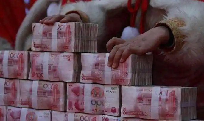 杭州景区给游客派发年终奖 百万大钞满天飞