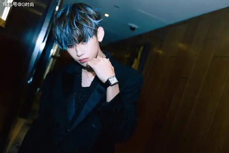 王琳凯一头挑染蓝色短发搭配黑色西装,帅气有范儿