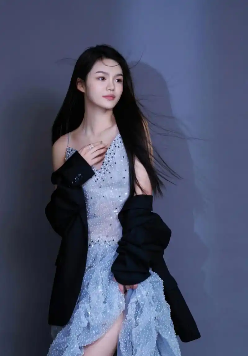 林柒予# 一袭蓝紫色吊带纱裙,清纯唯美的容颜,窈