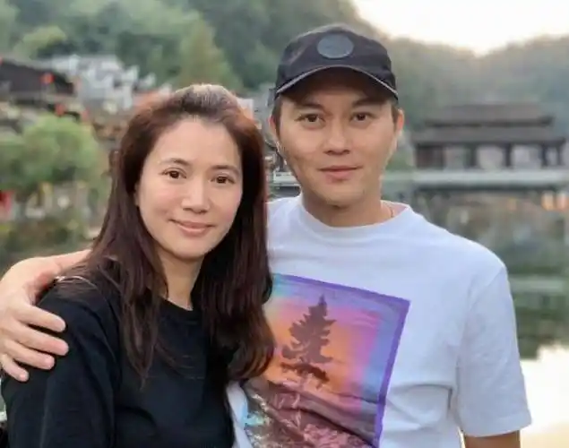 袁咏仪夫妇拍大片张智霖坐直升机出场超帅气结婚20年眼神太真实