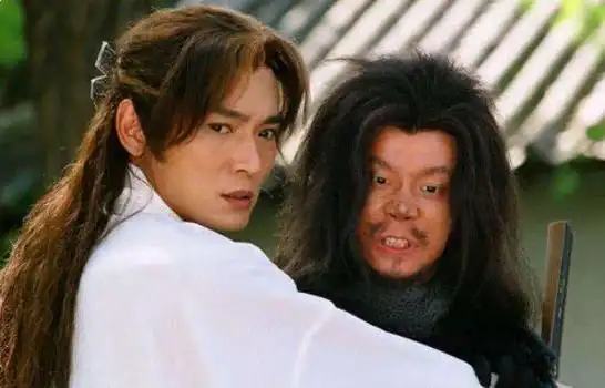 焦恩俊无戏可拍频接露天商演,满脸沧桑,卖力演唱没人喝彩