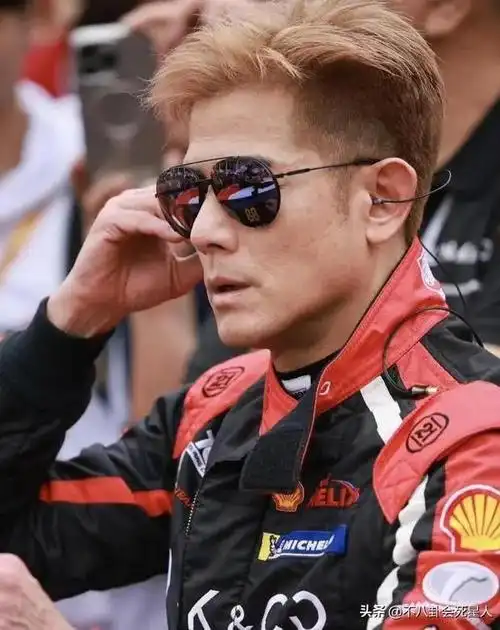 郭富城撞车退赛虽一头浓密金发但手上青筋暴露年龄