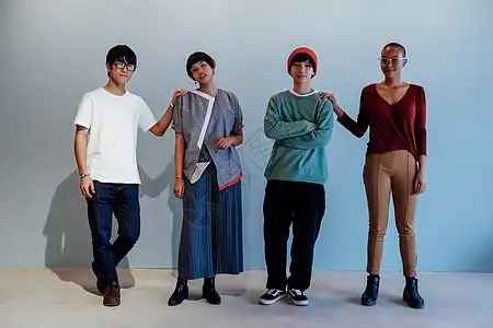 四人合影肖像照图片