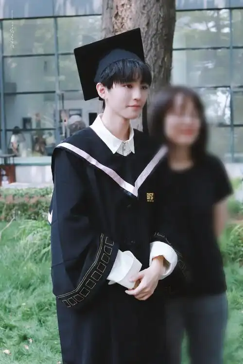 王俊凯拍毕业照##王俊凯毕业快乐