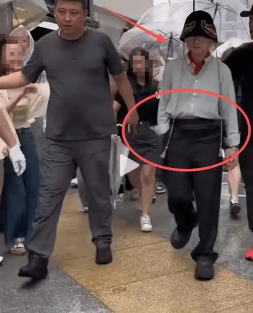 40岁周笔畅现身重庆,生图皮肤黝黑,身材发福肚子大,走路像男人