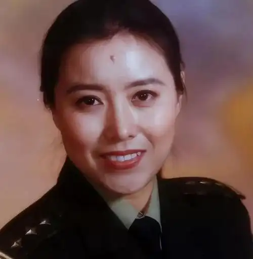 "貌美警花"王菲私吞上亿,升官自愿成公众玩物,与男友双双落网