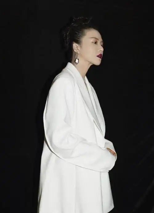 谭维维西装长到大腿处显矮10厘米,可手一抬就露亮点了,真会玩