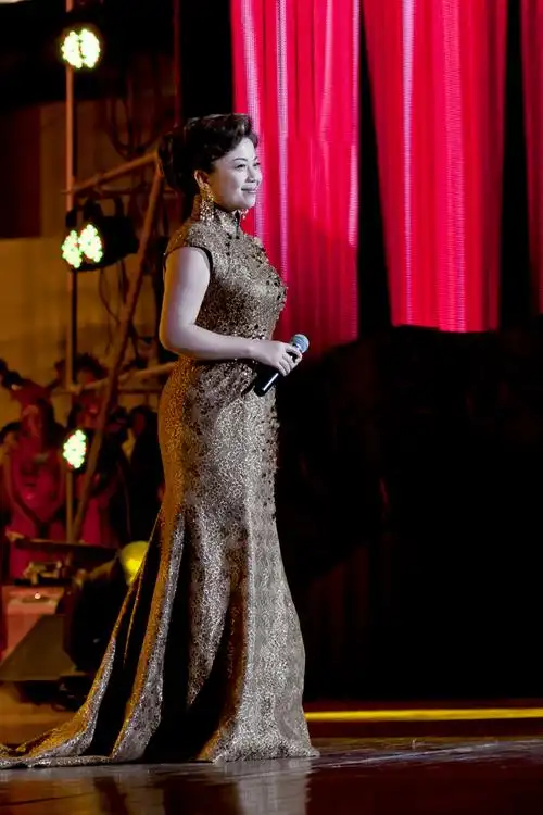 张也下乡唱歌,村民镜头下尽显大妈范,54岁脸饱满紧致身材却变样_那一