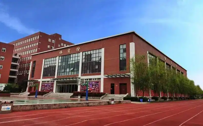 西安铁一中滨河学校文化育人润物无声