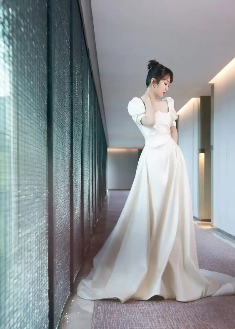 杨紫穿白裙置身红叶中低头浅笑温婉可人