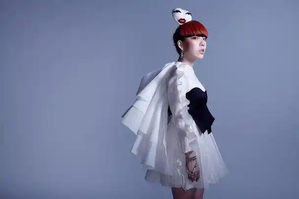 曾在《中国好声音》脱颖而出,一度成为90后女歌手的代表.