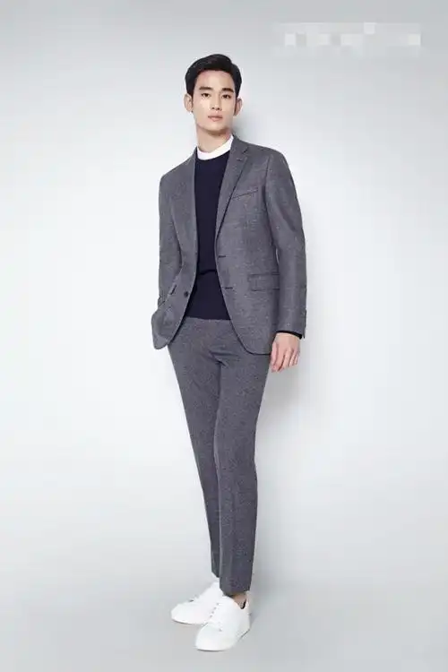 画报中,金秀贤身穿黑白灰三色混搭西装,结实有型的身材散发出特有的