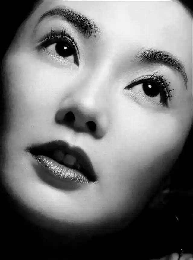 53岁张曼玉美人迟暮戴老花镜,她的潇洒何止是谈过11段恋爱!