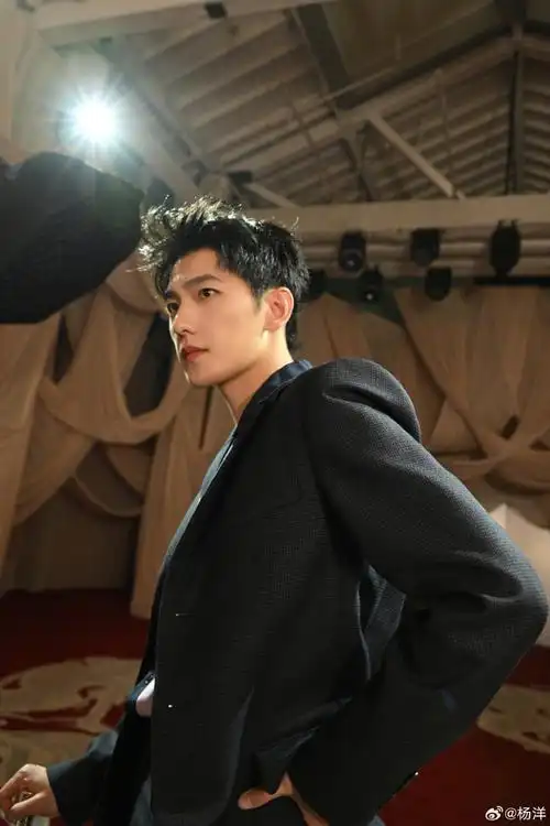 杨洋摘面具#谁懂,杨洋摘面具这个动作狠狠帅到我的心巴上~古希腊展苘