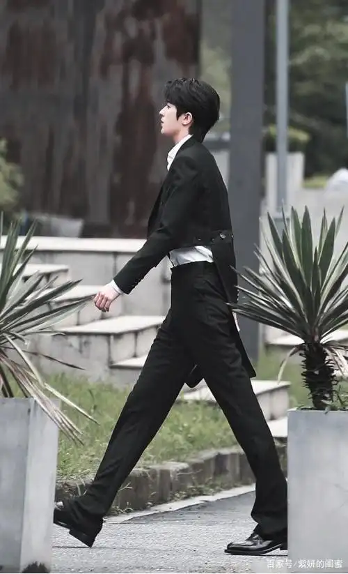 蔡徐坤拿着黑帮少爷剧本就出来了嘛!啊!腿长2米有没有?