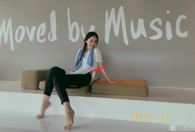 35岁杨丞琳素颜健身秀长腿,升级人妻后逆生长