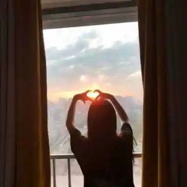 漂亮的情人比心头像