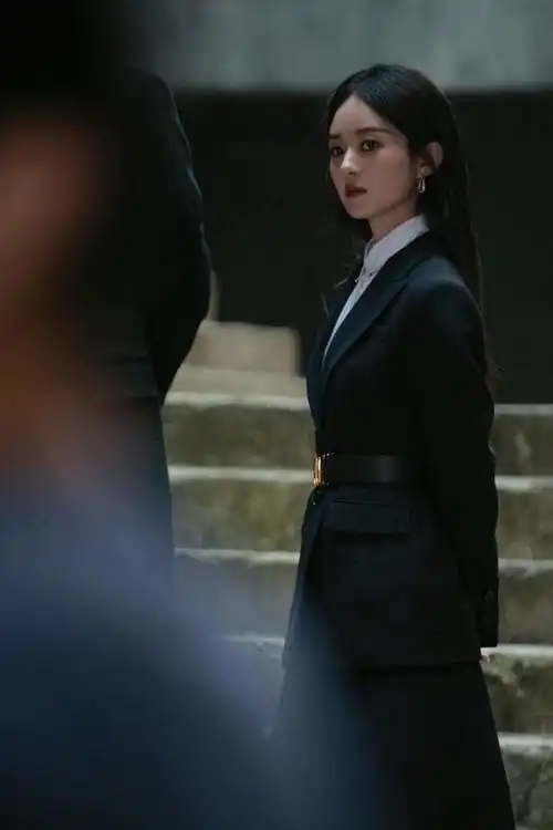 赵丽颖录节目尝试公主切发型穿黑色皮西装配短裤有暗黑范