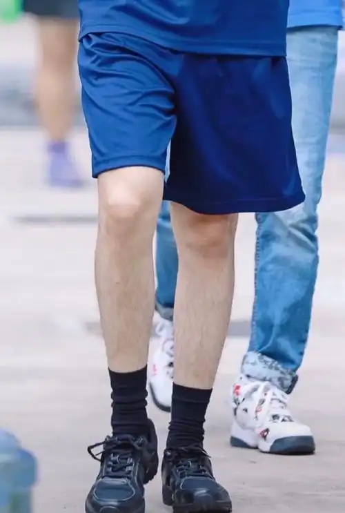 于是我快速的在wb搜索了"任嘉伦 腿毛",结果不出所料的出现了一堆我哥