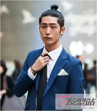 男生将鬓角的头发剃得短碎轻薄,头顶部分的头发则仍然保持自然的柔和