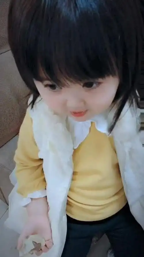 这款发型还挺适合我家萌宝的,婴儿肥搭配短发看起来更萌了