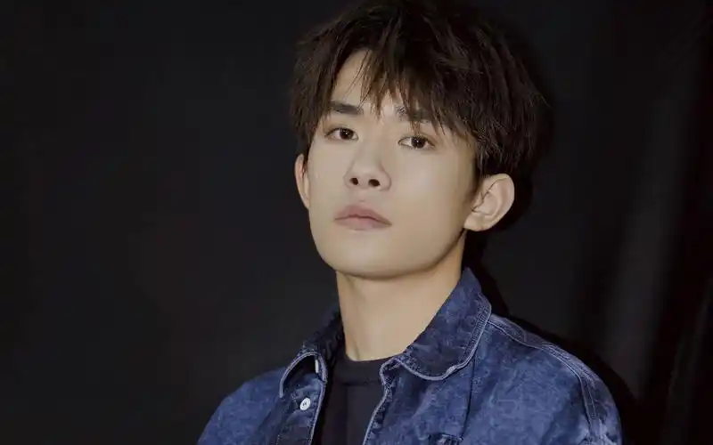 易烊千玺时尚休闲写真图片壁纸