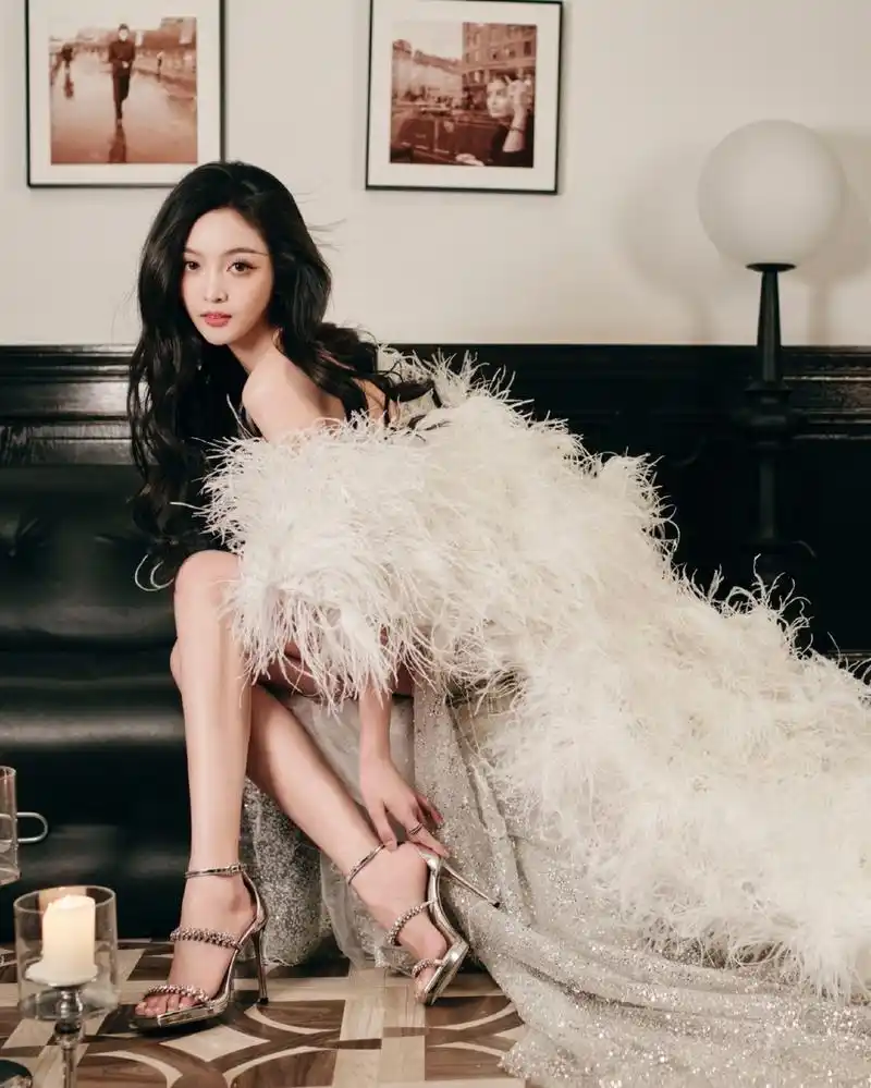 吴宣仪:银色水钻三绑带包后跟高跟凉鞋