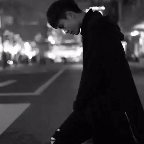 吸烟男背影头像黑白 男生头像图片大全 -【爱个性】