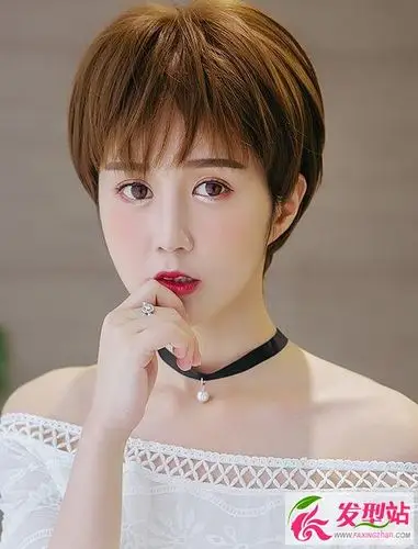 最炙手可热的女生短发 青木亚麻奶奶灰短发_发型站_最新流行发型设计