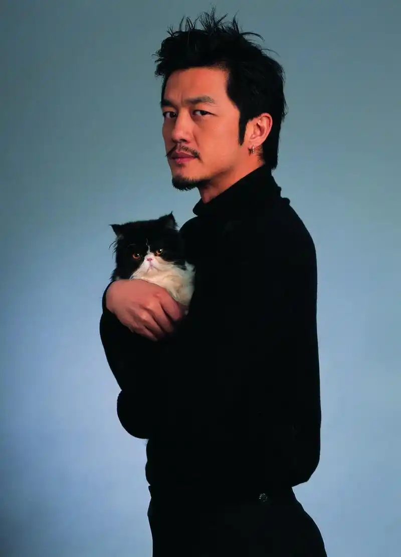 意外踏入演艺圈的他,走红后一年只拍一部戏,天后王菲曾为他动情