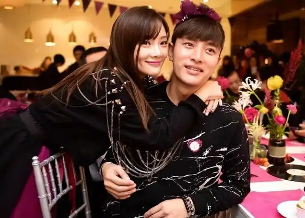 贾乃亮与短发美女同回住所被拍与李小璐复合的几率变得越来越小