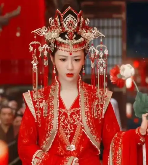 古装红色凤冠霞帔哪位新娘惊艳了你