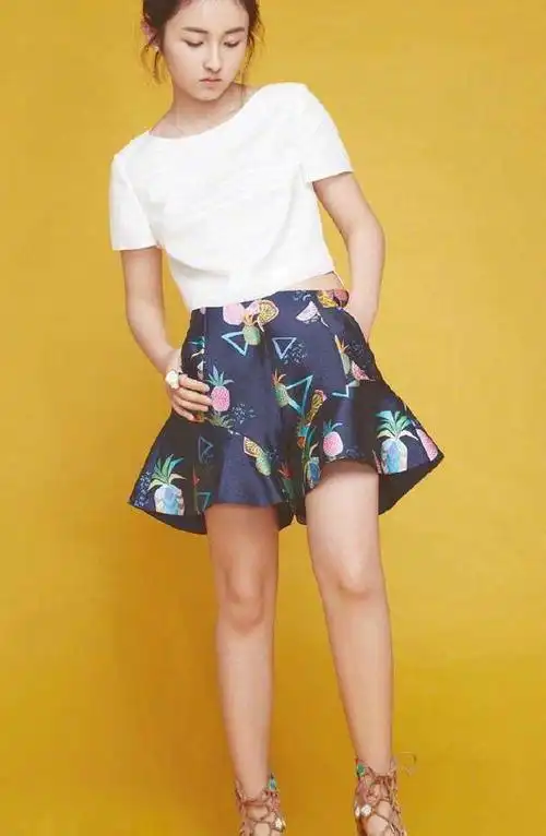 张子枫挑战极限动作凉鞋秀腿功有难度一般的女孩纸学不来