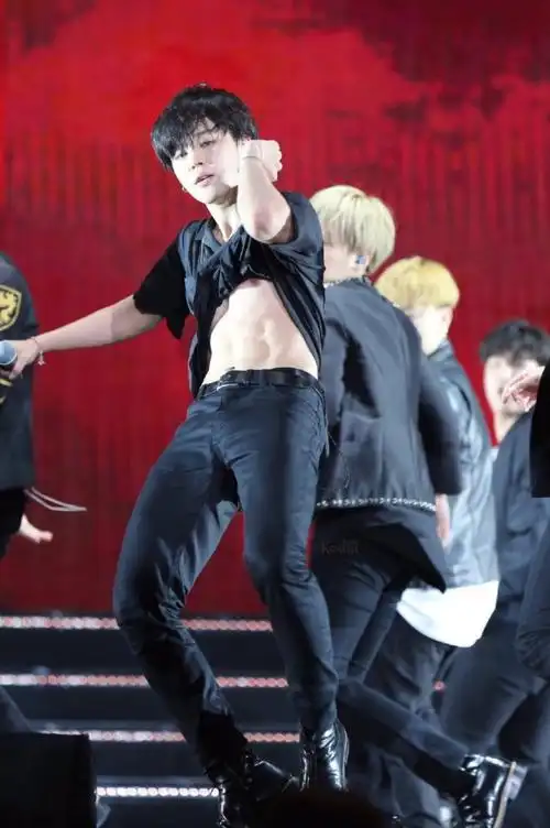 朴智旻(腹肌照)