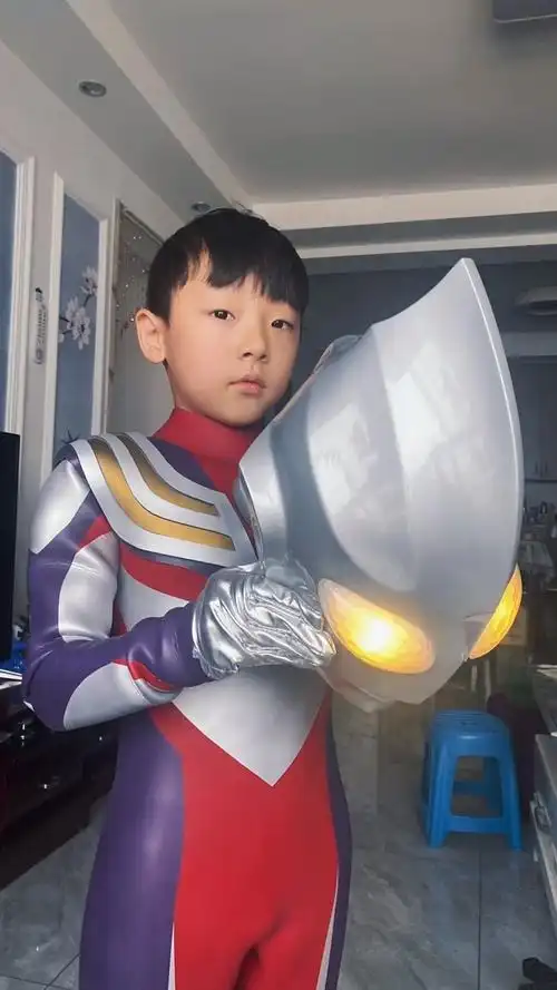 迪迦奥特曼皮套我穿上了"相信光的小男孩"