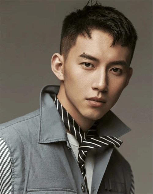 看起来很乖的男生短烫发,很多男明星都留过这款,比如杨洋,易烊千玺.