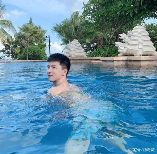 组图:喜欢游泳健身旅游的小哥哥,00后小奶狗的日常生活自拍照!