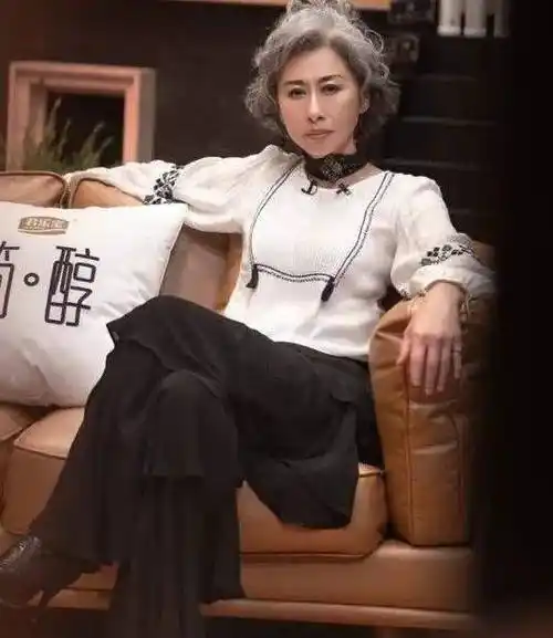 叶倩文真自信,60岁还穿"紧身"瑜伽裤,大婶的年纪少女的身材