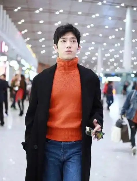 吴磊现身机场穿绿色针织衫搭背带裤超可爱身高182cm反差萌