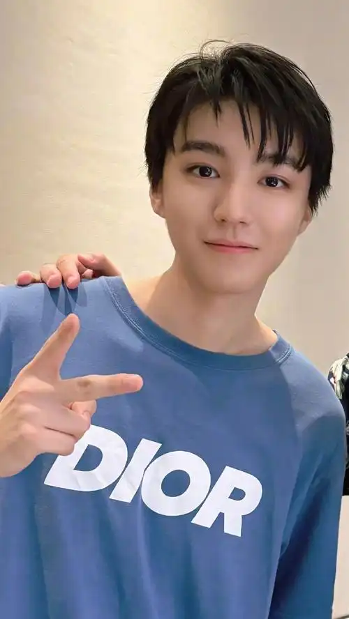 王俊凯嘴角比ak还难压