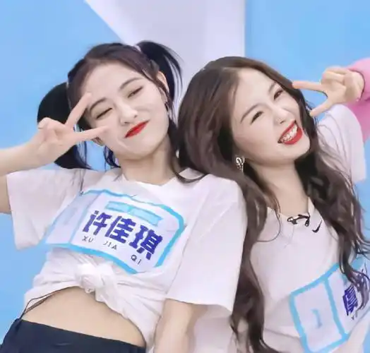 许佳琪晒出和虞书欣的合照祝她生日快乐