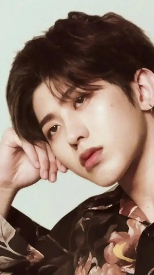 最近,网友又曝光了明星蔡徐坤的历史视频,引发了对他"过度依赖助理"的