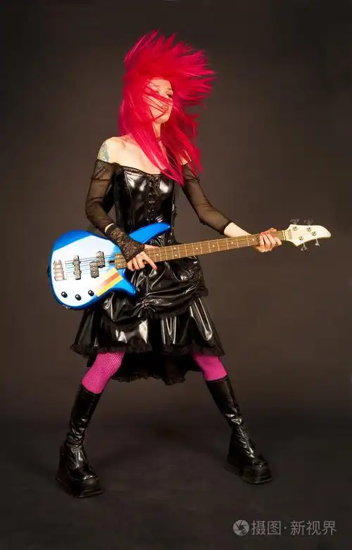 摇滚女孩摇她的头