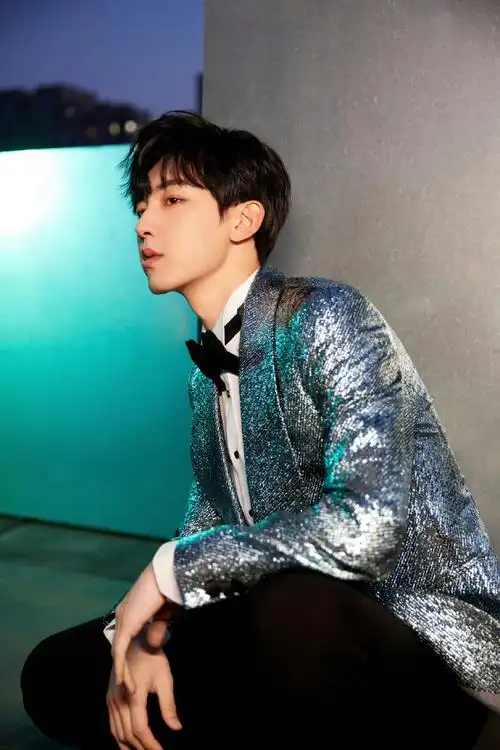 郭俊辰解锁新色系西装#今是帅气的小王子郭俊辰,蓝色星河西装优雅