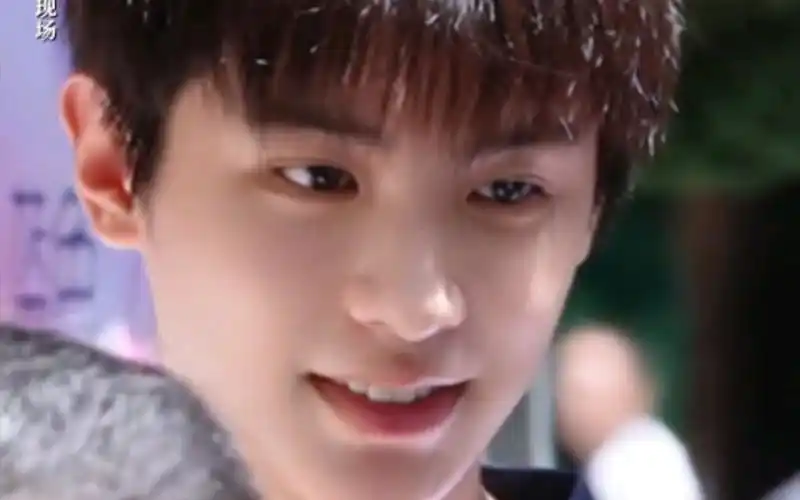 黄明昊清纯害羞男高